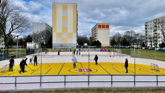 Na vynovenom športovom ihrisku na Bachovej si deti zahrajú hokejbal, florbal či stolný tenis