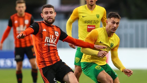 Futbal: Slovan vystriedal na čele Niké ligy Žilinu, ktorá prehrala v Ružomberku