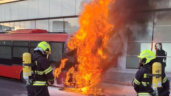 Plamene šľahali do výšky, pri Auparku horel autobus MHD