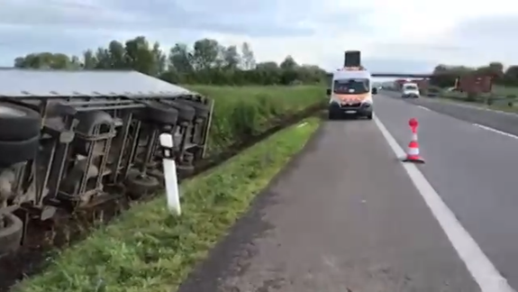 Na diaľnici D2 za Lozornom obmedzia premávku: Vyťahovať budú havarovaný kamión