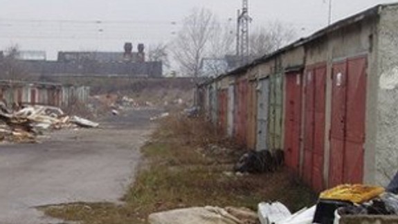 Pri jednej z garáží v Zátiší objavili mŕtveho muža