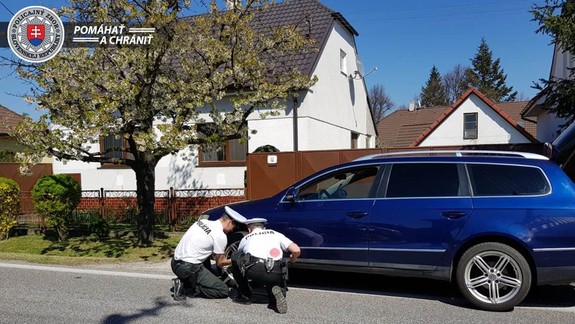 Policajti pomohli vodičke z Malaciek s uvoľneným predným kolesom