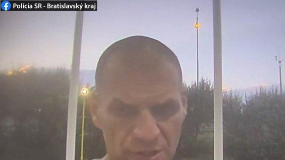 FOTO: Mužovi sa nepodarilo natankovať, tak rozbil päsťou displej tankovacieho automatu