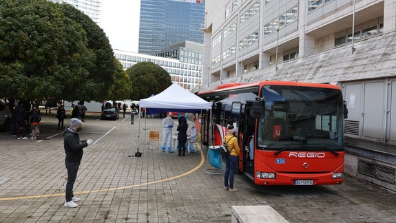 V Starom Meste testujú  ľudí na Covid-19 aj pri autobusoch