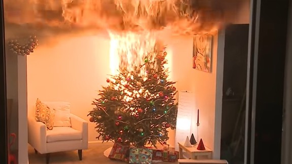 FOTO a VIDEO: Videli ste už ako horí vianočný stromček? Tá rýchlosť vás šokuje!