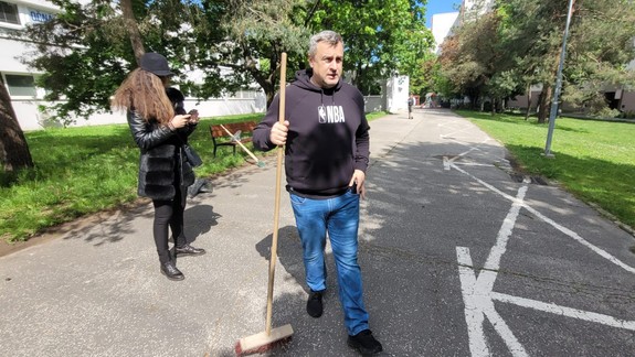 "Som Dúbravčan, verím, že tu zostarnem," vyhlásil Andrej Danko pri upratovaní mestskej časti
