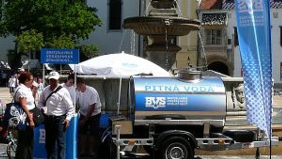 Počas horúčav sa môžu ľudia naďalej osviežiť vodou z cisterien BVS