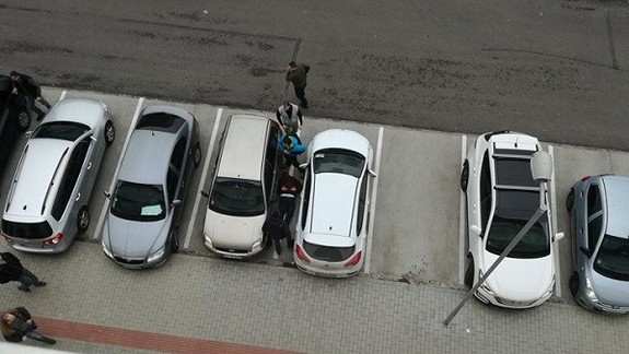 FOTO: Policajti v akcii. Zatkli vlastného kolegu?