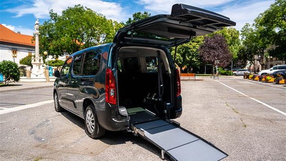 Dobrá správa: Dotácia pomohla zabezpečiť v Pezinku nové bezbariérové auto pre sociálnu prepravu