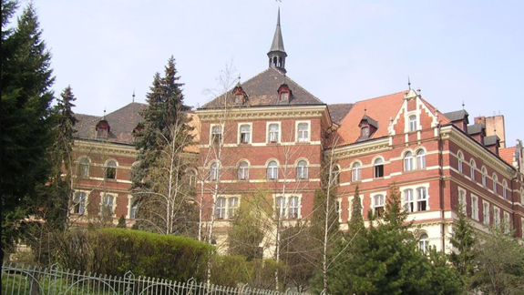 Staré Mesto kvôli koronavírusu preventívne uzatvára Základnú školu Hlboká