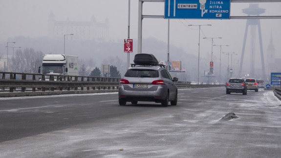 Peklo na cestách: Poľadovica paralyzovala bratislavskú dopravu, MHD mešká desiatky minút