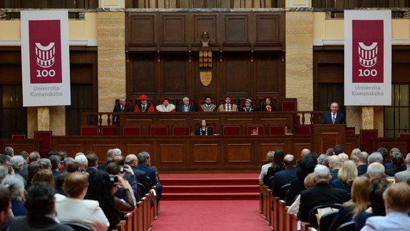 Špičkoví vedci a výskumníci si na UK prevzali diplomy DrSc. a boli pri tom aj Kiska s Pellegrinim