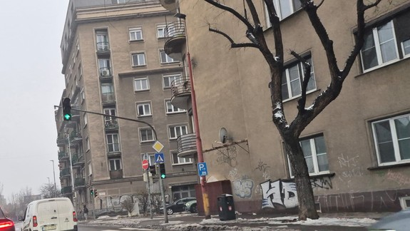 Pozor, zo striech padá ľad, upozorňuje Staré Mesto