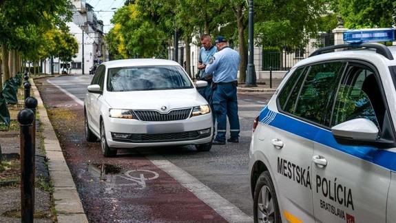 Ani minútku: Zastaviť autom na cyklopruhu je zakázané, pripomína hlavné mesto