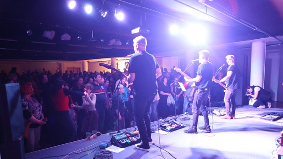 FOTO Známe hity Maťo a Linda či V piatok podvečer: Skupina Hex po pandemickej prestávke roztancovala Bratislavu