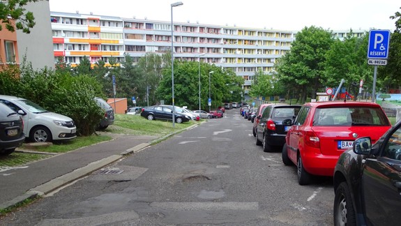 Opravy ciest a chodníkov čakajú cez prázdniny aj Karlovu Ves. Ktoré to budú?