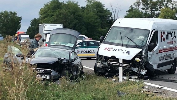 Nehoda troch vozidiel si vyžiadala troch ťažko zranených