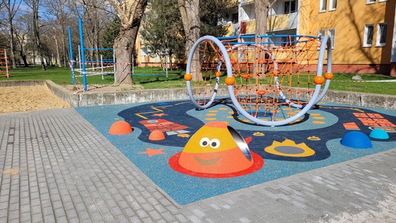 FOTO: Zanedbané ihrisko na Mesačnej sa už premieňa do krásnej modernej podoby