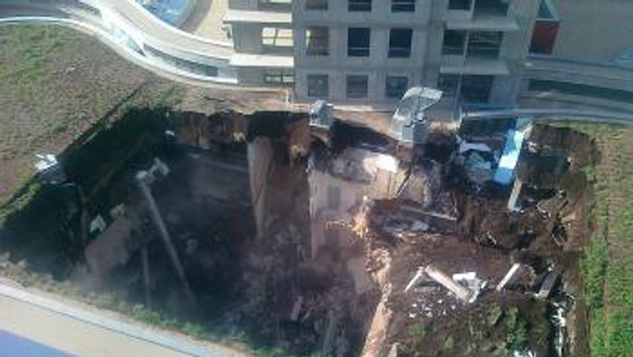 Na Plynárenskej ulici sa zrútila rozostavaná budova