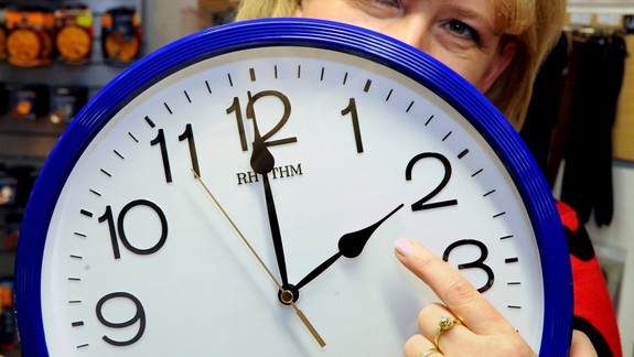 Pospíme si o hodinu dlhšie, v noci na nedeľu končí letný čas