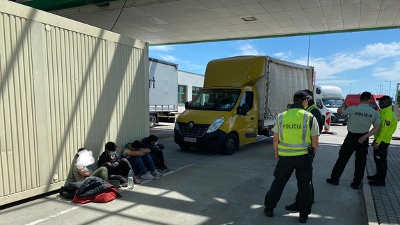 Polícia odhalila na hraničnom priechode Čunovo – Rajka nelegálnych migrantov