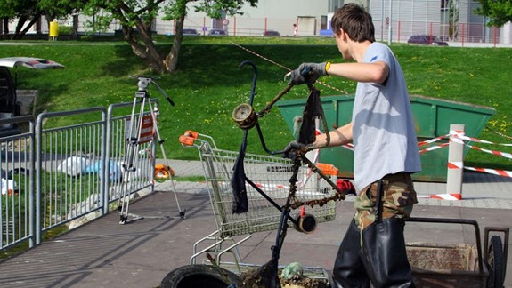 Potápači v stredu 1. mája vyčistili dno Kuchajdy