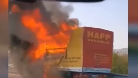 VIDEO: Na diaľnici pred Bory Mall začalo horieť nákladné auto