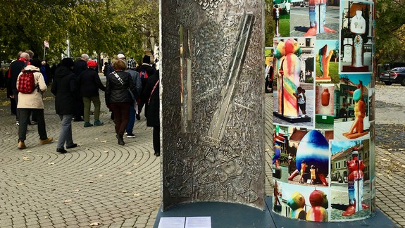 Na Rybnom námestí pribudla táto plastika. Viete, čo symbolizuje?