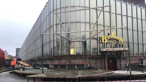 FOTO: Zlikvidovali terasu pri Tržnici na Trnavskom mýte - znamená to zánik legendárneho Bastion pubu?