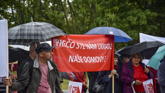 FOTO Obyvatelia z reštituovaných bytov protestovali pred Úradom vlády SR