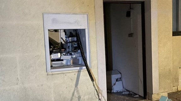 Zlodeji na Záhorí vyhodili do vzduchu bankomat osadený v stene obecného úradu