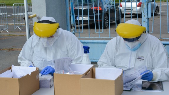 Koronavírus: Za sobotu testy odhalili takmer dvetisíc nových prípadov, pribudli i úmrtia