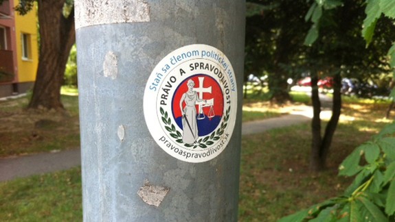 Tisíce straníckych nálepiek oblepili celé mesto