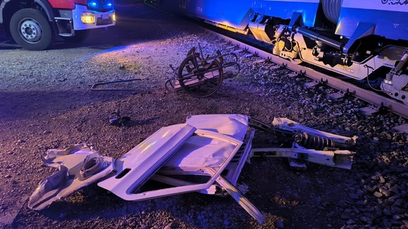 V Ružinove vrazil vlak do príručného vozíka, na priecestí na Ivanskej ceste sa vytvorili kolóny