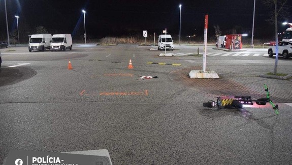 Na parkovisku pri Panónskej ceste sa zrazilo osobné auto s elektrokolobežkou