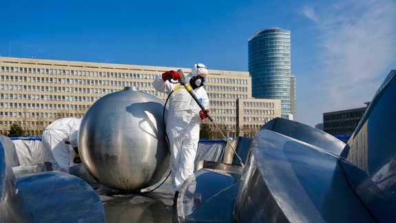 FOTO: Dvanásťtonový Lipový kvet na Námestí slobody získava späť svoje pôvodné grády