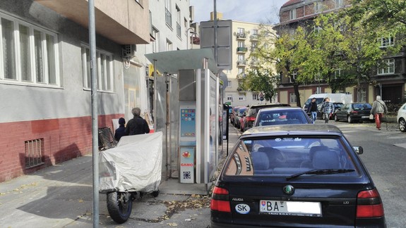 Staré Mesto odstraňuje bývalé telefónne búdky, ich vlastník má sídlo na ostrove v Karibiku