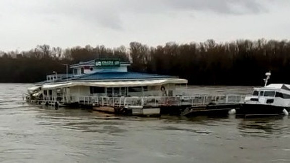 VIDEO: Pontón známej reštaurácie pri Eurovei sa odtrhol a pláva dolu Dunajom