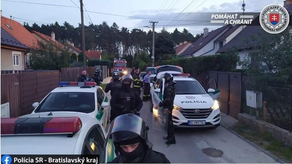 Veľký policajný zásah: V Plaveckom Štvrtku sa pobila stovka ľudí