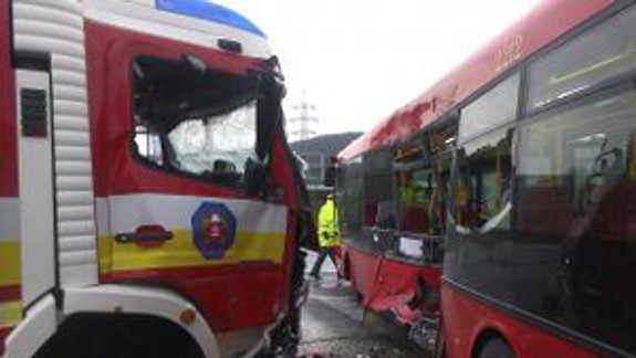 DPB prešetruje okolnosti zrážky autobusu s hasičským autom