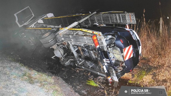 Prevrátený kamión aj zrážka dvoch áut. Bratislavskí policajti majú od rána plné ruky práce