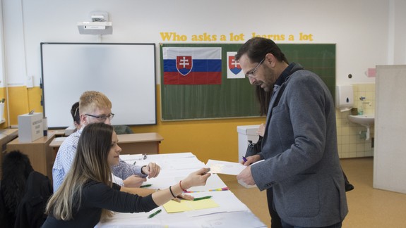 FOTO: Primátorský kandidát Ján Mrva volil "doma" - vo Vajnoroch