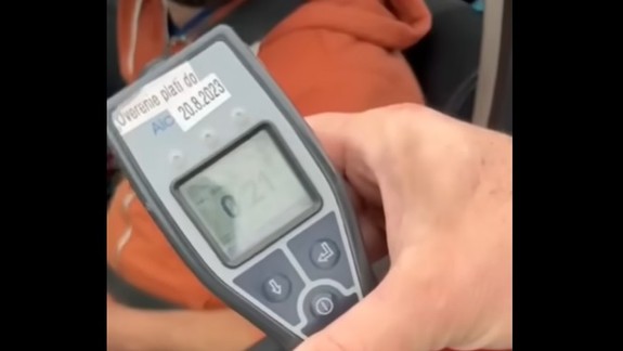 Policajti si objednali jedlo, kuriér, ktorý im ho doviezol, nafúkal