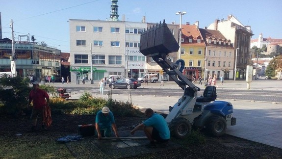 Pozrite sa, ako obnovujú parčík na Hurbanovom námestí