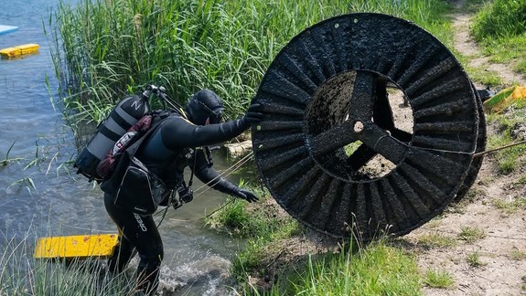 Potápači opäť čistili dno i breh Veľkého Draždiaka, odstránili 800 kilogramov odpadu