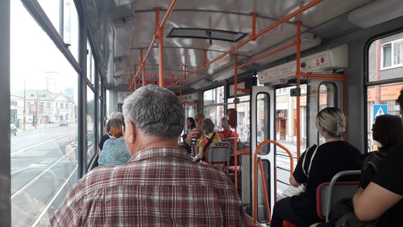 Na Karloveskej ulici je obojsmerne prerušená premávka liniek 4 a 9