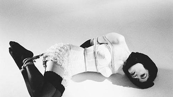 Mesiac fotografie: Prvá výstava je mládeži do 15 rokov neprístupná