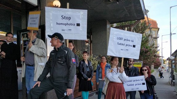 FOTO: Na Tichom proteste pred Malou scénou musela zasahovať polícia