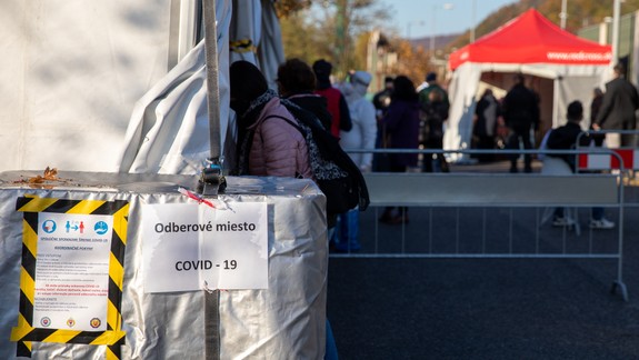 V 45 okresoch aj v nedeľu pokračuje plošné testovanie na ochorenie COVID-19