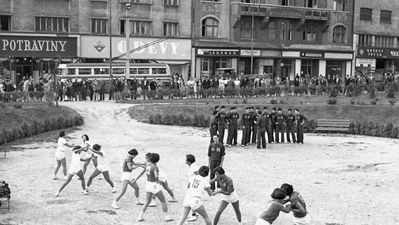 Pamätáte si na obľúbenú jamu v centre Bratislavy? Takto tu raz cvičili čínski športovci